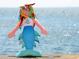 Universiade Napoli 2019, presentate fiaccola e mascotte: ecco la sirena Partenope