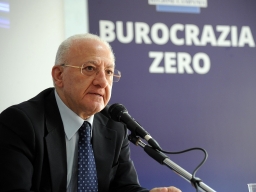 Sviluppo e burocrazia zero: 2,5 miliardi di euro per rilanciare l'economia campana