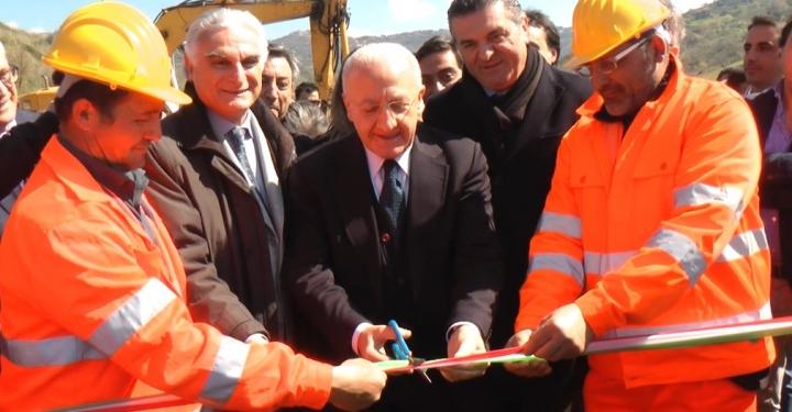 Il presidente De Luca all'apertura del cantiere sulla Cilentana‬