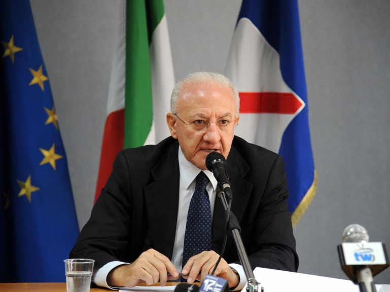 COVID-19, COMPLETATO LO SCREENING CON TAMPONI SU COMMISSIONI D'ESAME E PERSONALE SCOLASTICO. DE LUCA: "OPERAZIONE UNICA IN ITALIA. NOI CON LA SCUOLA E LE FAMIGLIE, L'OPPOSTO DEL MINISTRO"