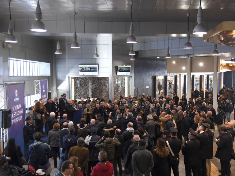 Scampia, completata la nuova stazione. Arte, riqualificazione e nuovi servizi. De Luca: un esempio di rinascita urbana
