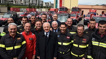 De Luca alla cerimonia di consegna al Corpo Nazionale dei Vigili del Fuoco di 26 mezzi speciali