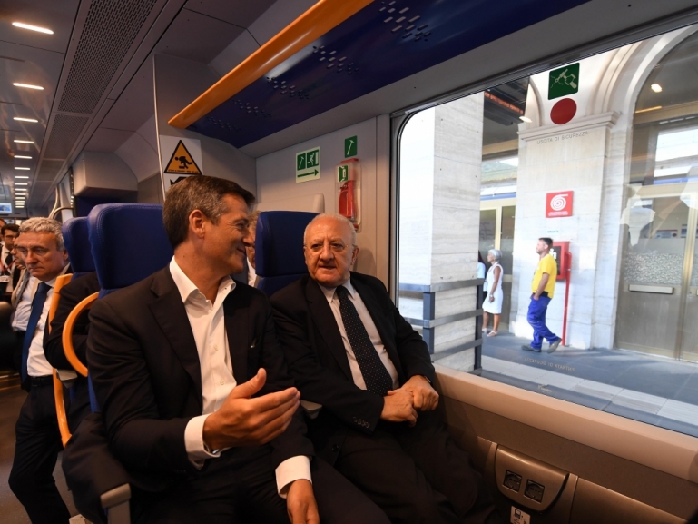 Trasporti, consegnato il 24esimo treno Jazz. De Luca: Modernizziamo il nostro parco mezzi