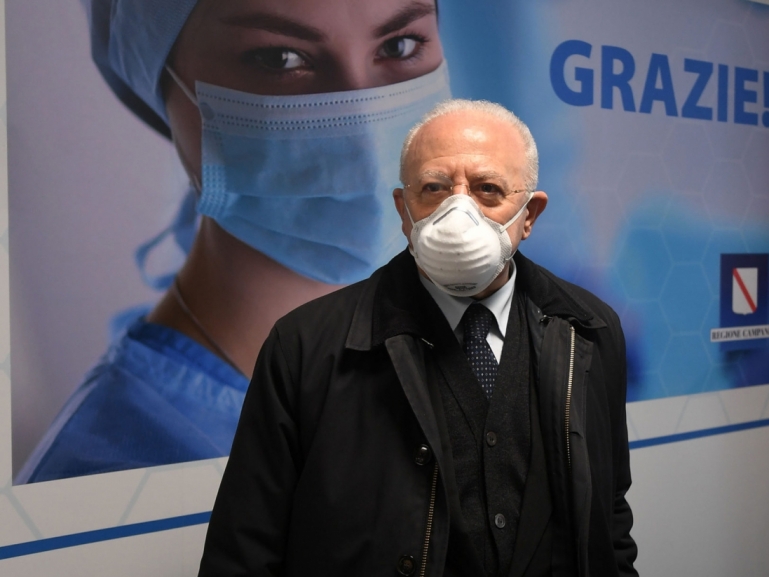 DE LUCA: GRAVISSIMO E IRRESPONSABILE RIAMMETTERE NEGLI OSPEDALI E NELLE RSA MEDICI NO VAX