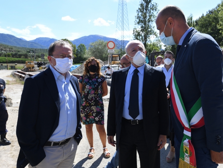 AMBIENTE, SOPRALLUOGO ALLA DISCARICA DI PARAPOTI. DE LUCA: "BONIFICA STORICA DOPO DODICI ANNI"