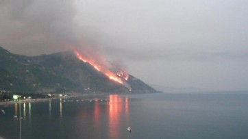 Incendi, 10 squadre, 4 elicotteri e 1 canadair al lavoro