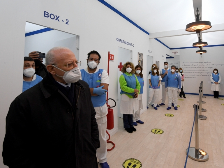 VACCINI, DE LUCA: PORRE FINE AL CAOS INFORMATIVO. VIETATI ASTRAZENECA E JOHNSON SOTTO I 60 ANNI