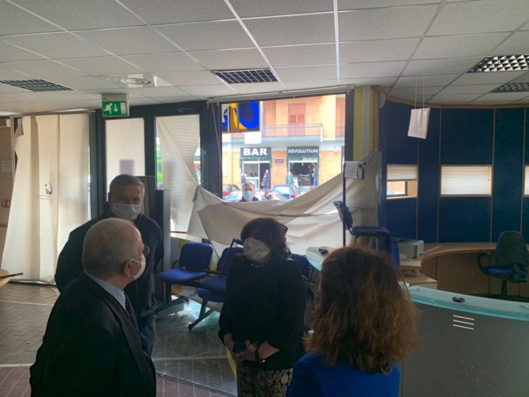ATTENTATO NELLA NOTTE AL CENTRO PER L'IMPIEGO - DE LUCA AD AVELLINO: "EPISODIO GRAVE E PREOCCUPANTE"