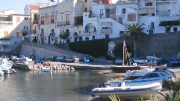 Porto pulito, al via la pulizia dei fondali a Massa Lubrense