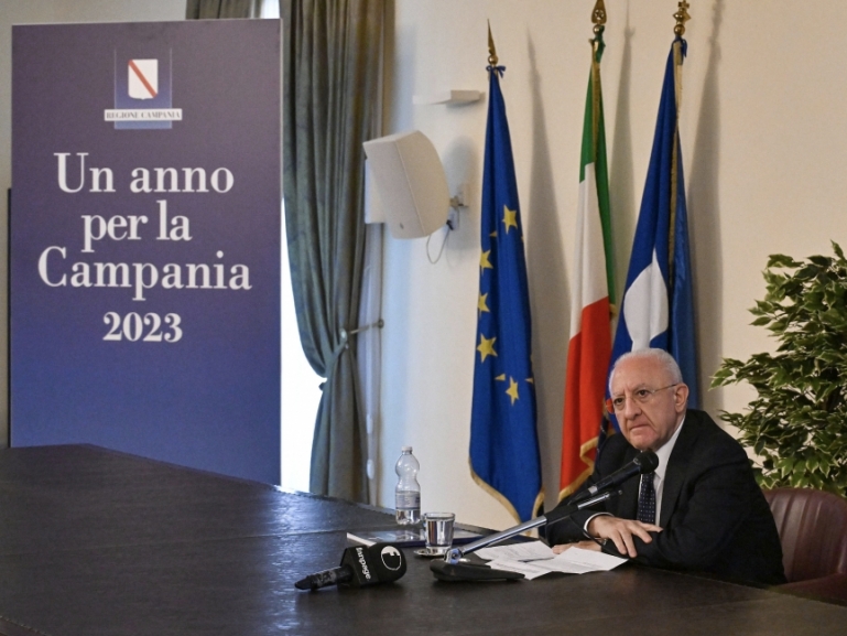CONFERENZA STAMPA DI FINE ANNO, DE LUCA: RAGGIUNTI TRAGUARDI IMPORTANTI. NEL 2024 SOSTEGNO A FAMIGLIE E IMPRESE