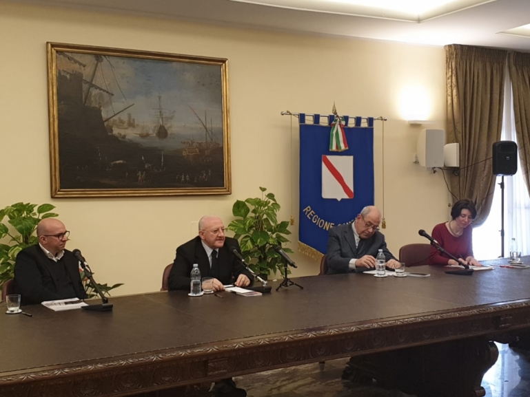 Presentata la guida per aiutare i bisognosi a trovare luoghi di sostegno. De Luca: Campania, Regione della solidarietà