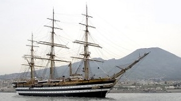 L'Amerigo Vespucci a Napoli