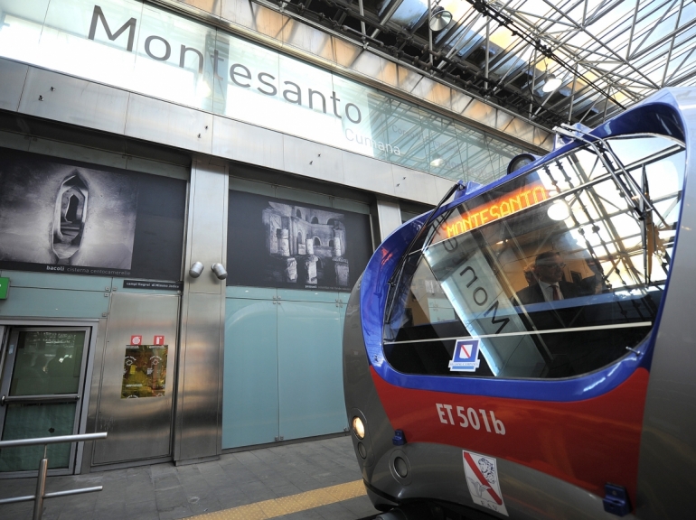 Cumana, alla stazione di Montesanto consegnato il primo dei nuovi treni