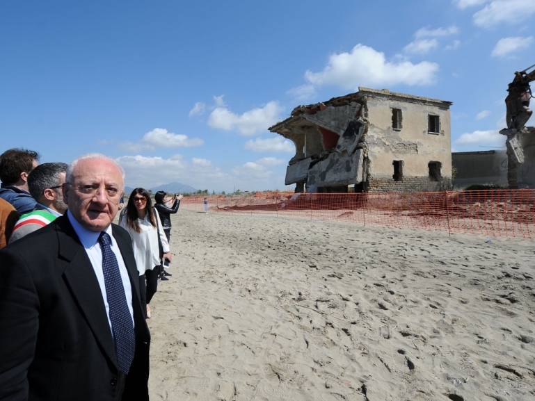 Abusivismo, abbattuti i primi due ecomostri sulla spiaggia di Castel Volturno. De Luca: Basta scempi, avviamo lo sviluppo