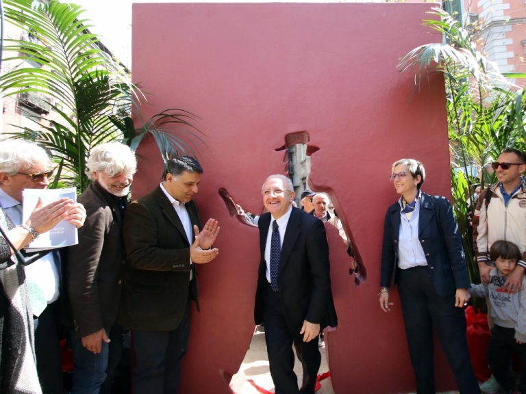 Il presidente De Luca alla commemorazione di Totò nel Chiostro della Basilica di Santa Maria della Sanità