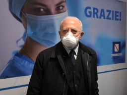 DE LUCA: GRAVISSIMO E IRRESPONSABILE RIAMMETTERE NEGLI OSPEDALI E NELLE RSA MEDICI NO VAX
