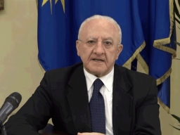 COVID-19, DE LUCA: "INACCETTABILE POSIZIONE DEL GOVERNO SU CONGEDI PARENTALI"