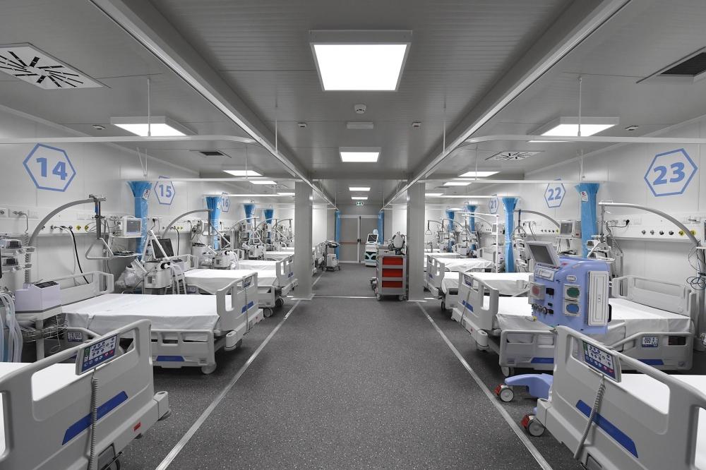 DE LUCA VISITA IL COVID CENTER DI CASERTA 