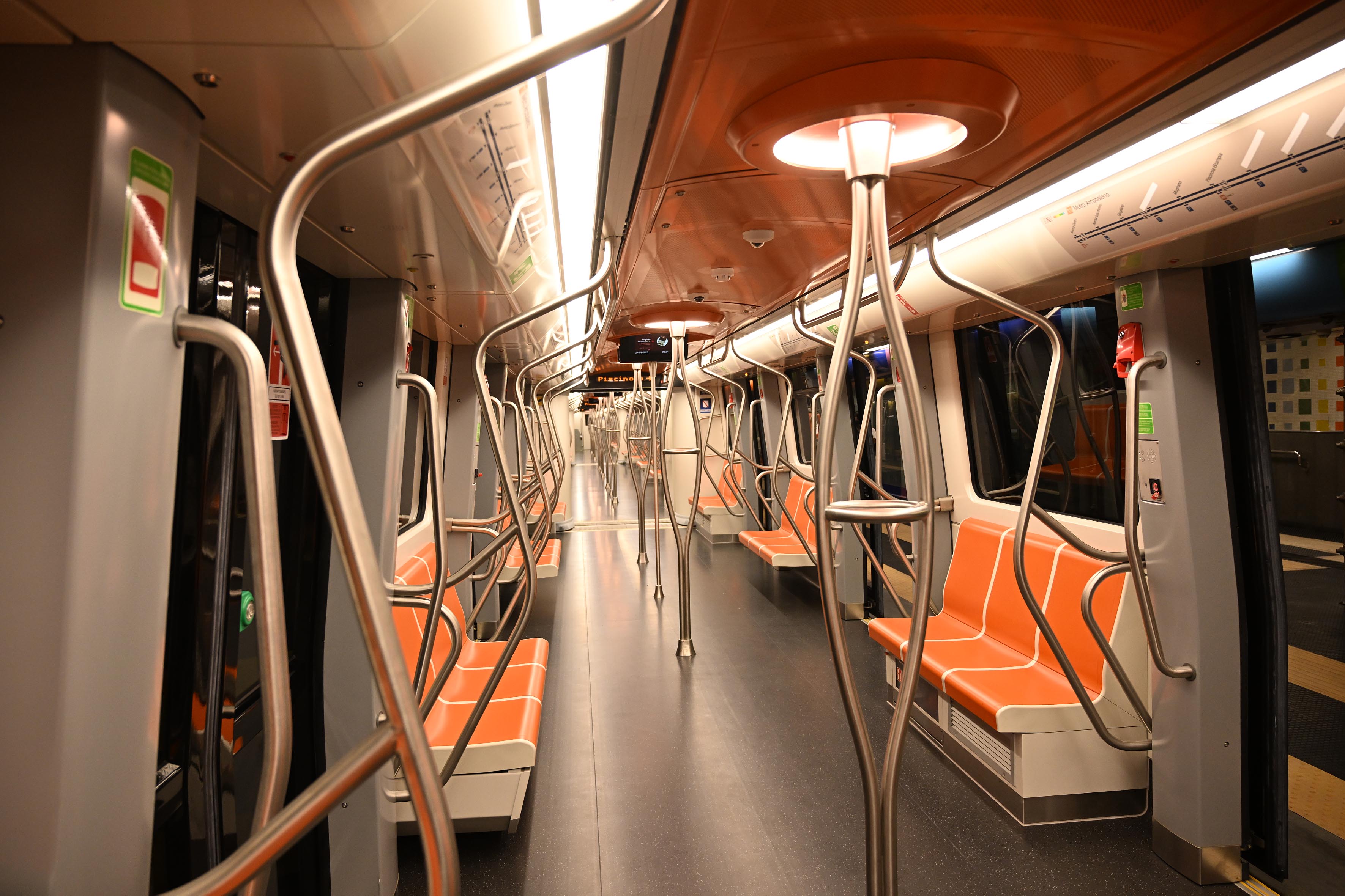 Presentazione del nuovo treno per la tratta Eav Aversa-Piscinola Scampia