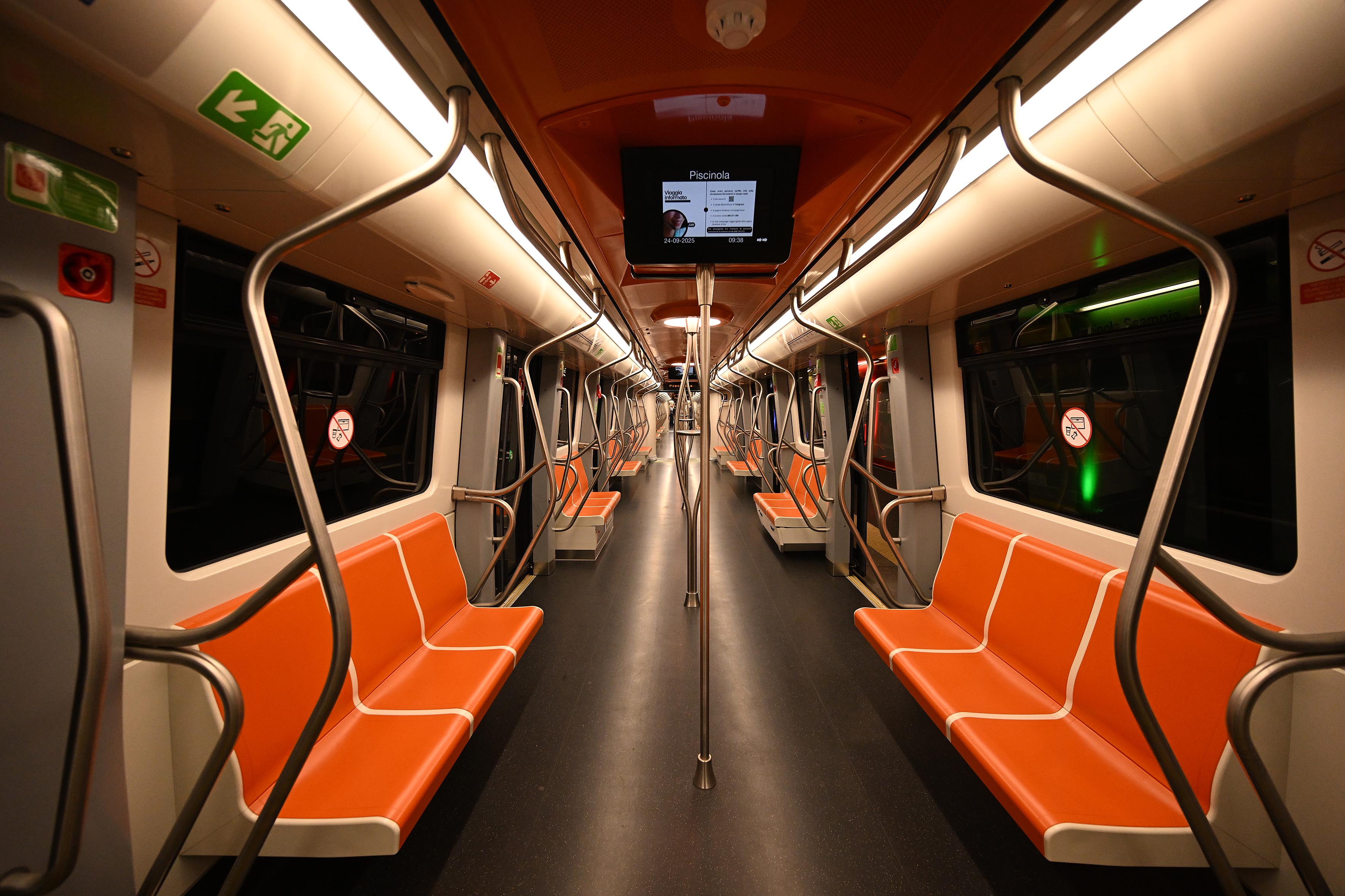 Presentazione del nuovo treno per la tratta Eav Aversa-Piscinola Scampia