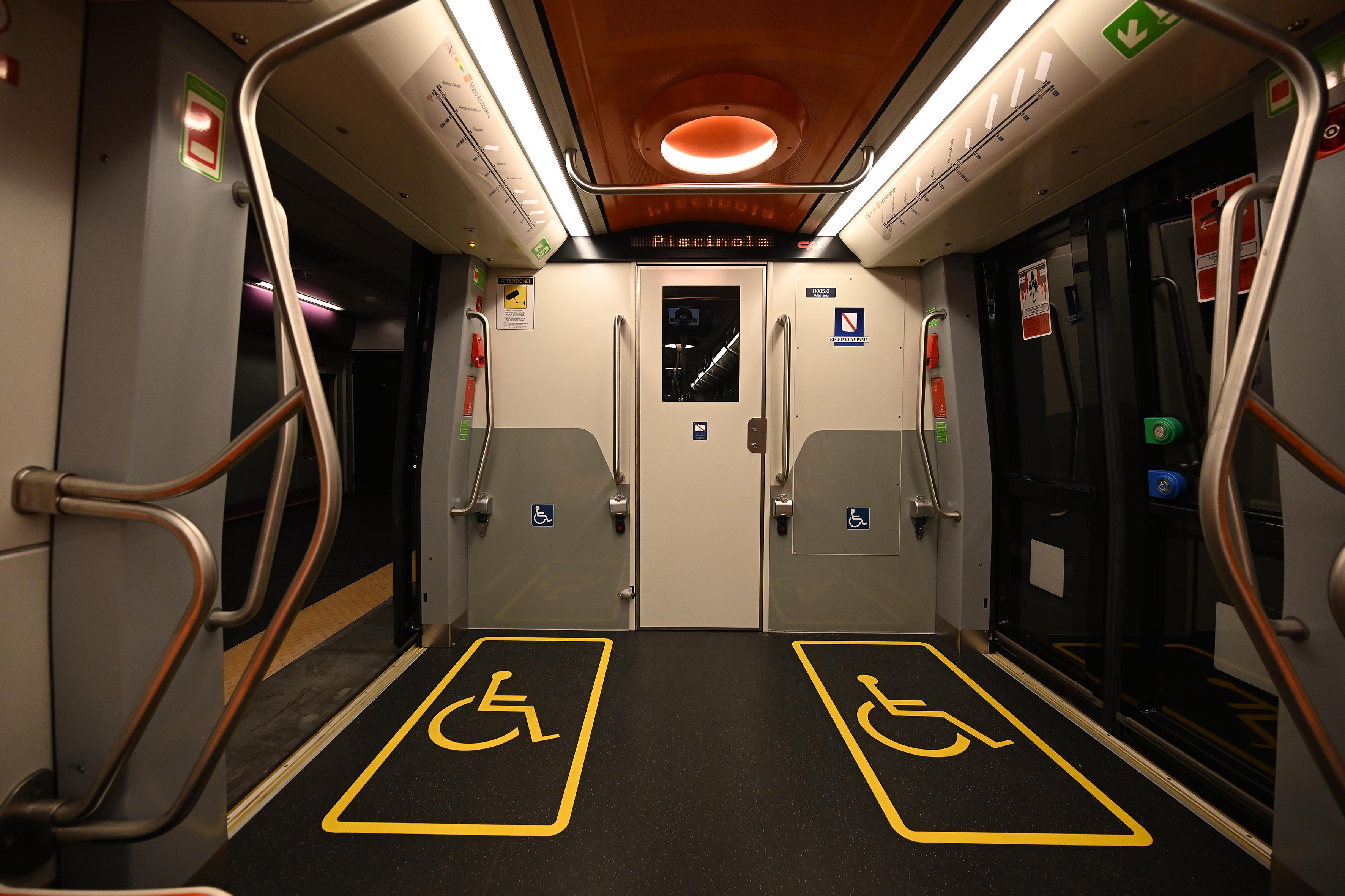 Presentazione del nuovo treno per la tratta Eav Aversa-Piscinola Scampia