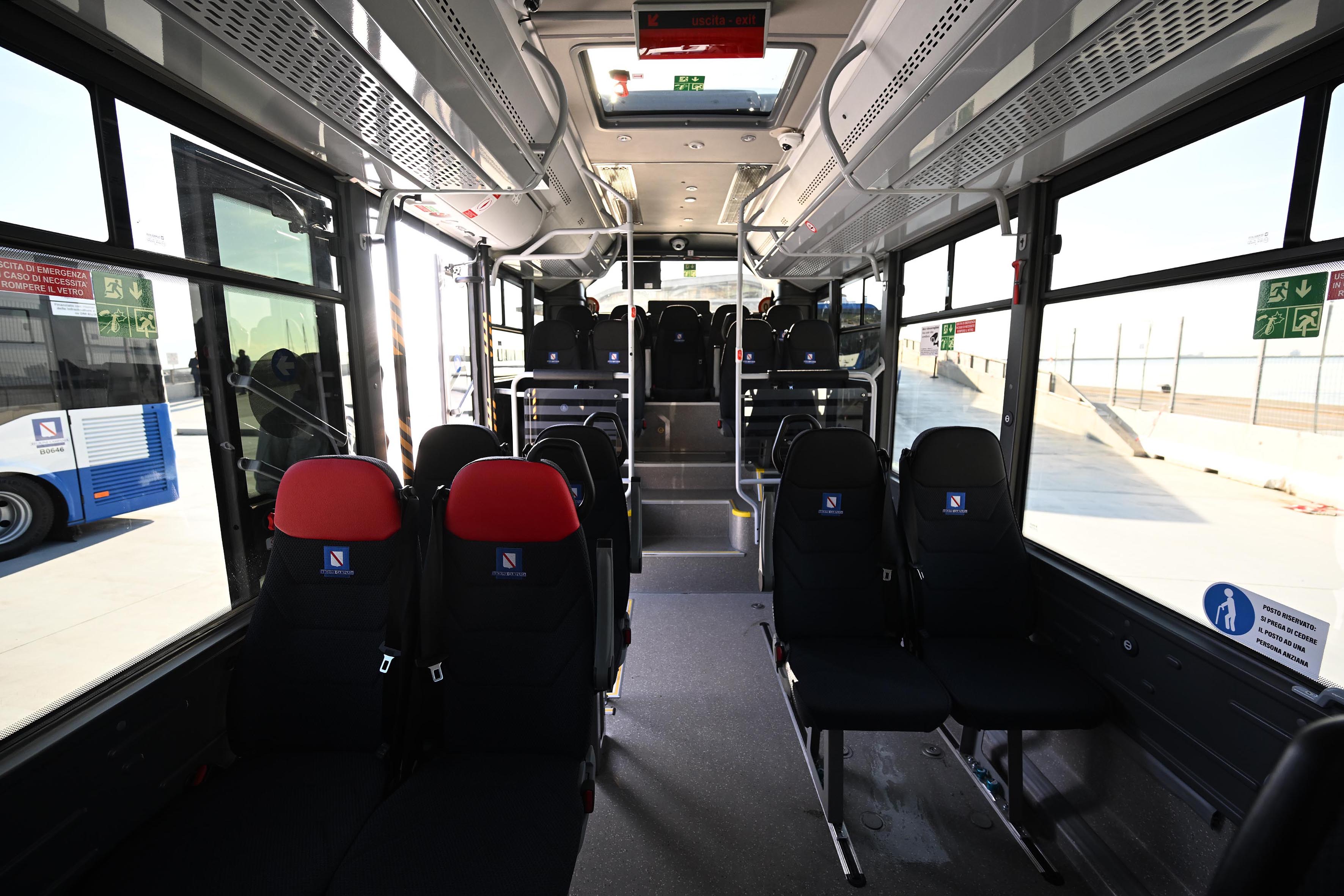 de_luca-consegna_autobus_salerno-