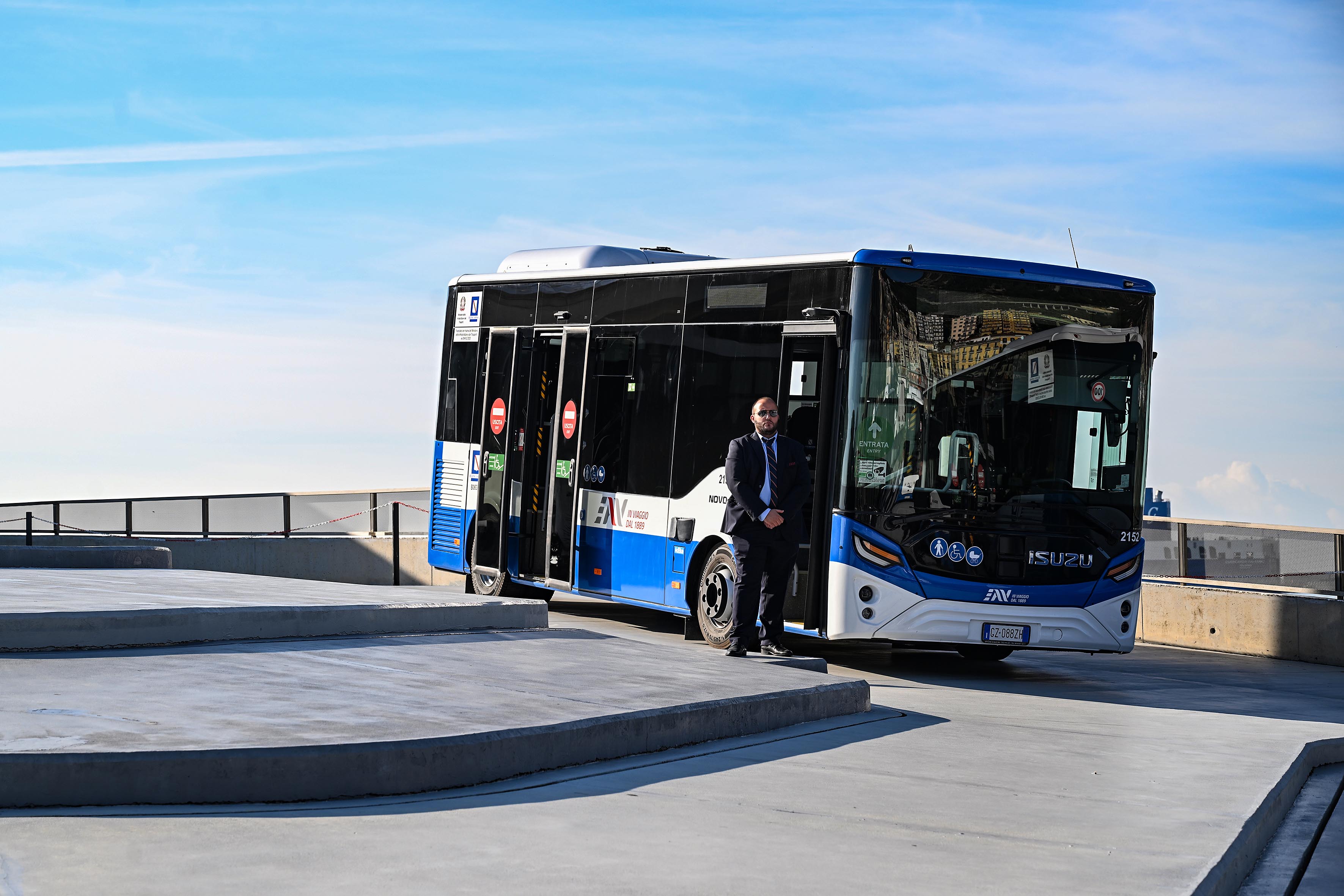 de_luca-consegna_autobus_salerno-