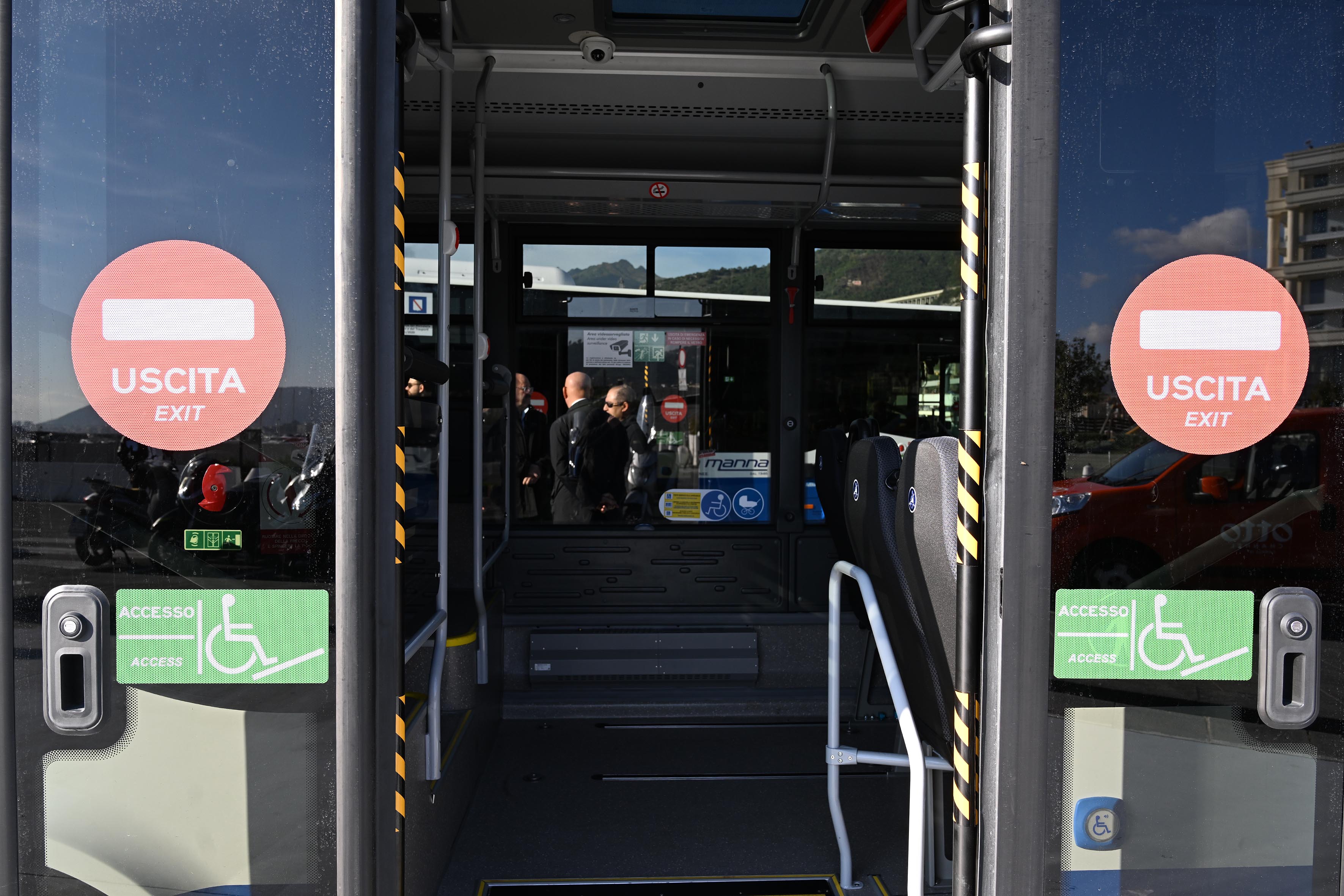 de_luca-consegna_autobus_salerno-