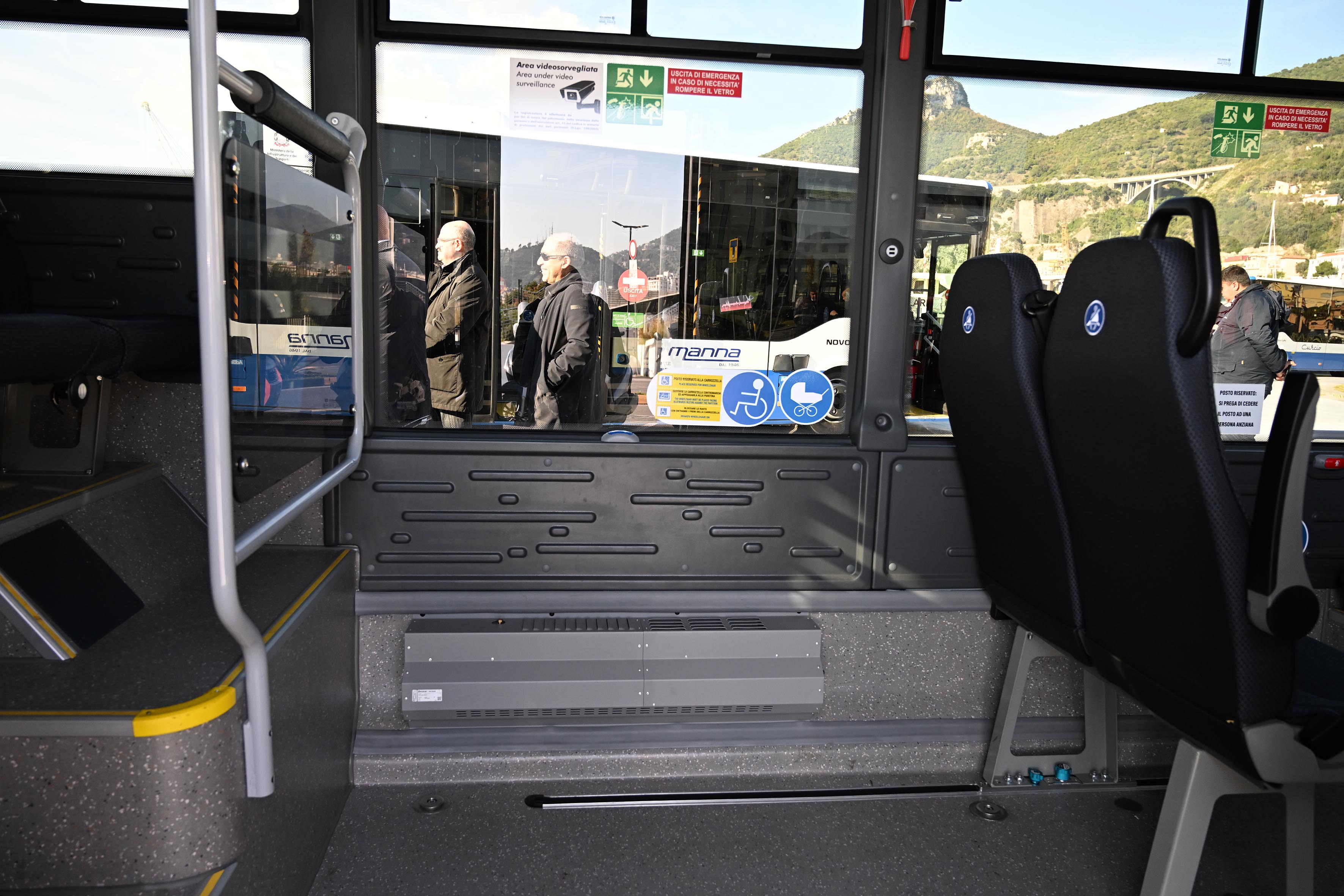 de_luca-consegna_autobus_salerno-