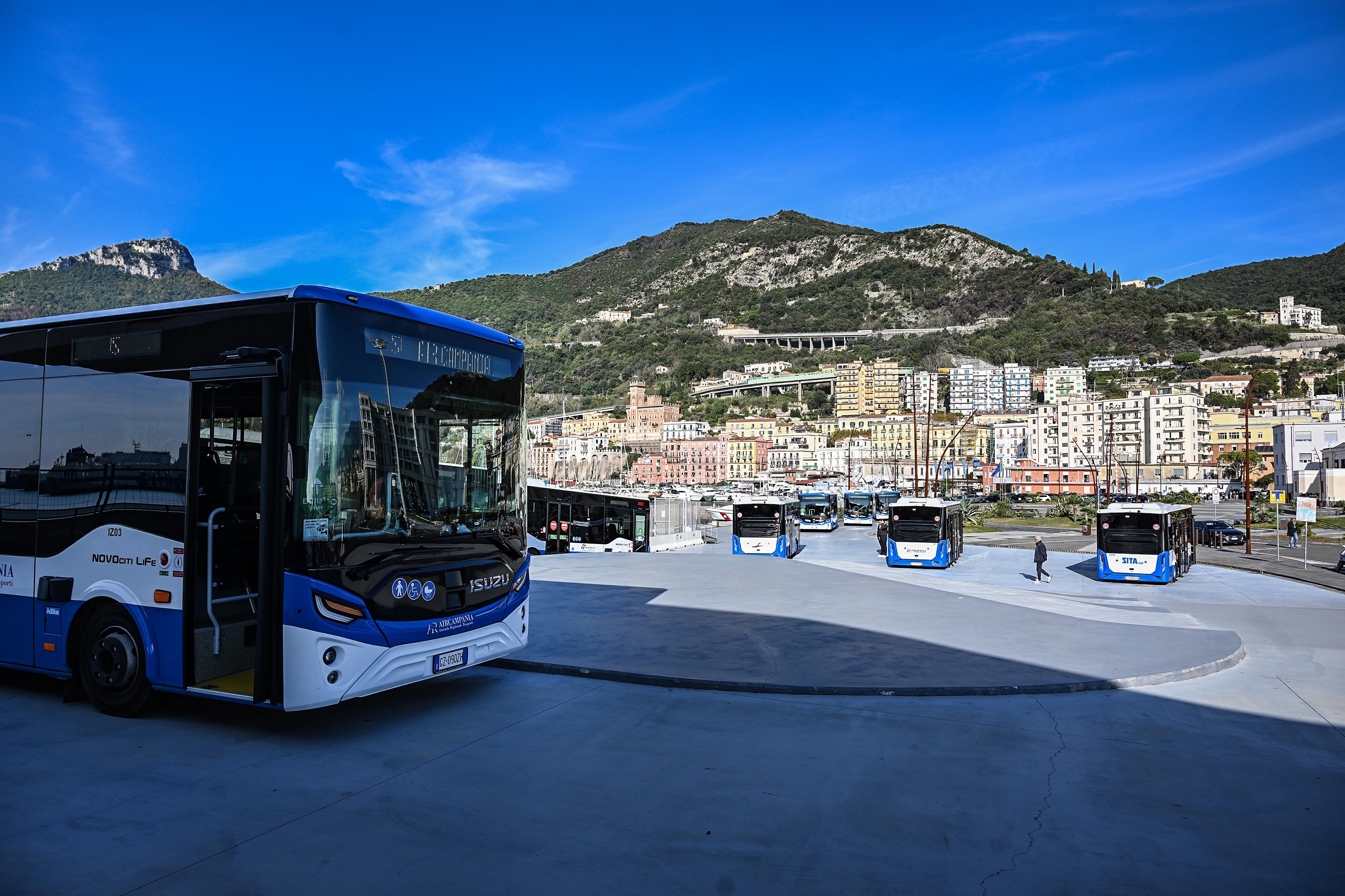 de_luca-consegna_autobus_salerno-