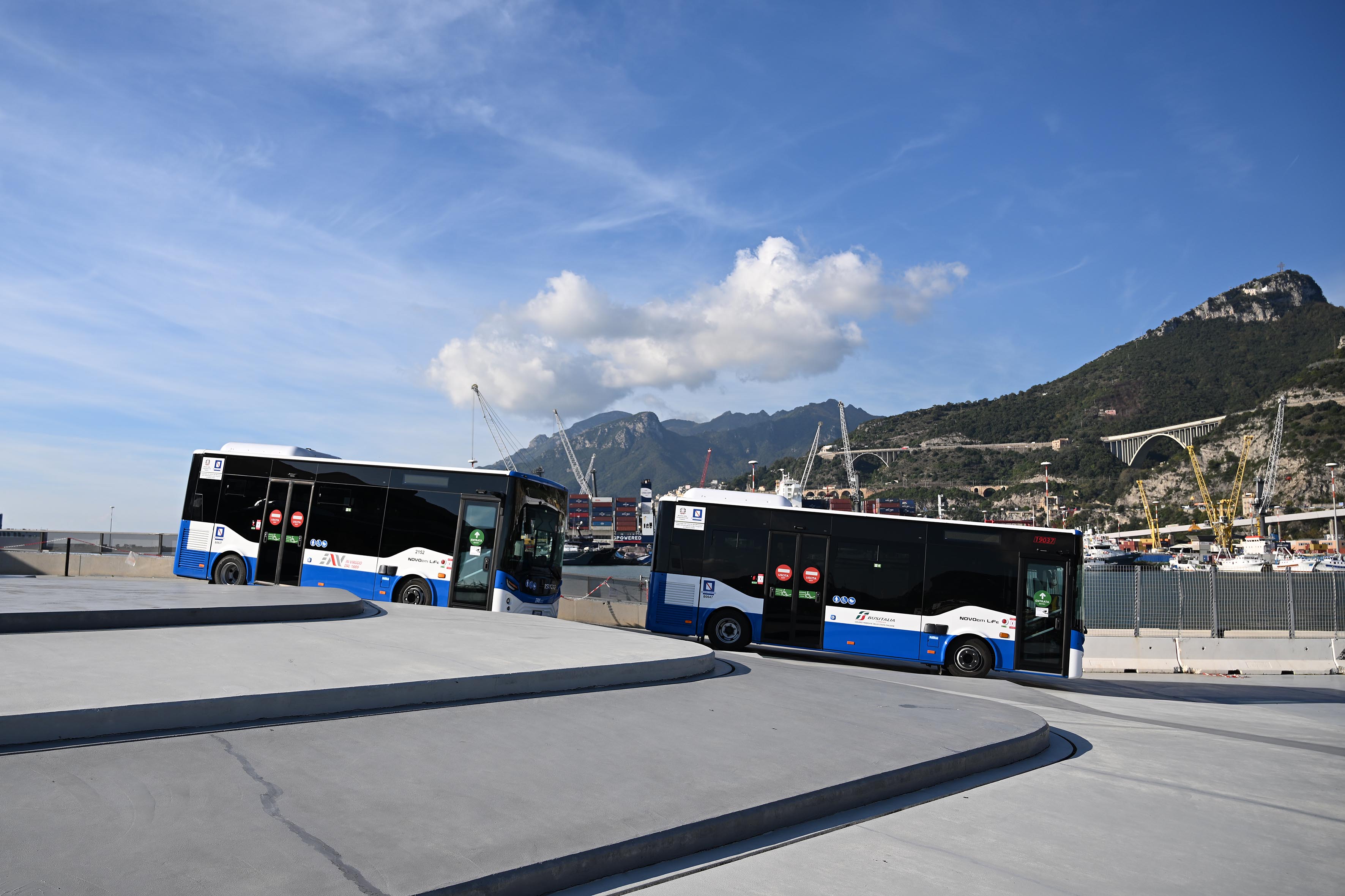 de_luca-consegna_autobus_salerno-