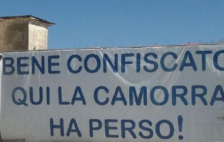 Striscione beni confiscati