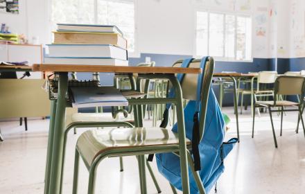 scuola aula con zaino