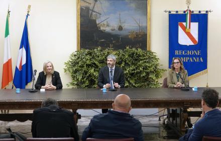Presidente Fico durante la conferenza stampa sul centro autismo di avellino