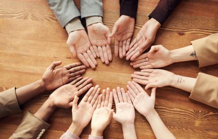 inclusione sociale, mani che si uniscono