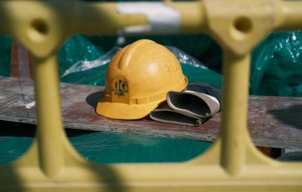 lavoro, casco e guanti di sicurezza