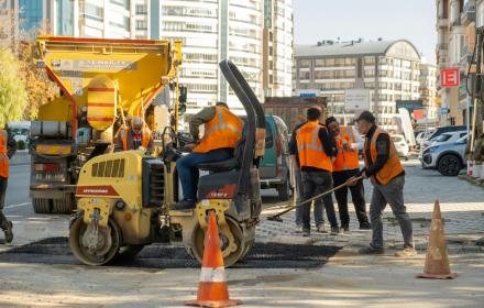lavori pubblici, operai al lavoro in strada
