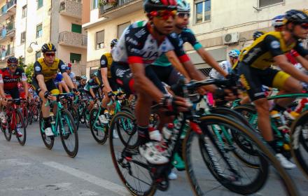 Giro d'Italia, ciclisti in gruppo, foto di Marco Savastano